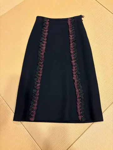 이탈리아제 MarleneDam 프릴 장식 블랙 타이트 스커트 무릎 기장