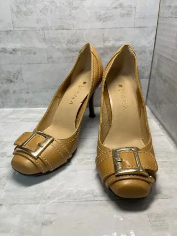 DIANA 베이지 펌프스 벨트 디자인 23cm