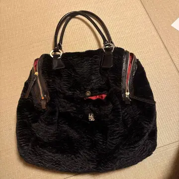 에네스베 퍼 소재 블랙 핸드백