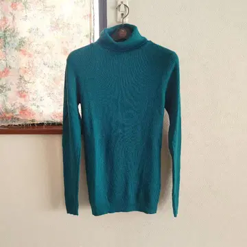 새상품급 에메랄드 그린 리브 터틀넥 메리노울 익명 배송