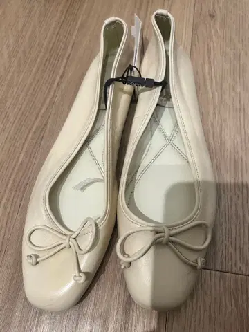 [ 새상품 ] 택 포함 자라 ZARA 화이트 크림 발레 슈즈 신발 40
