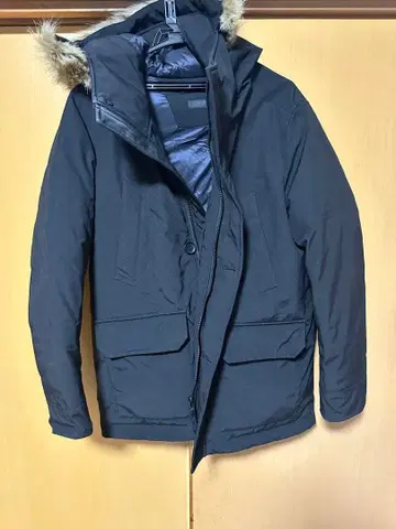 퍼 달린 블랙 다운 자켓