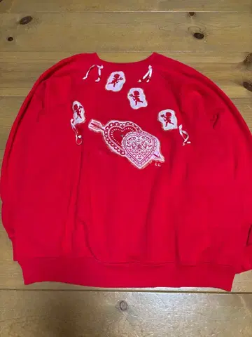 하트와 천사의 프린트 빨간색 트레이닝복