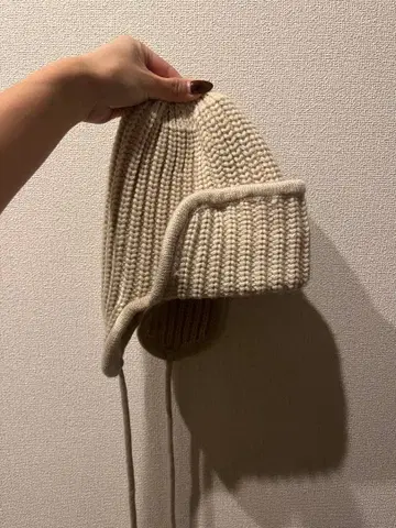 크림색 니트 모자 귀도리 포함