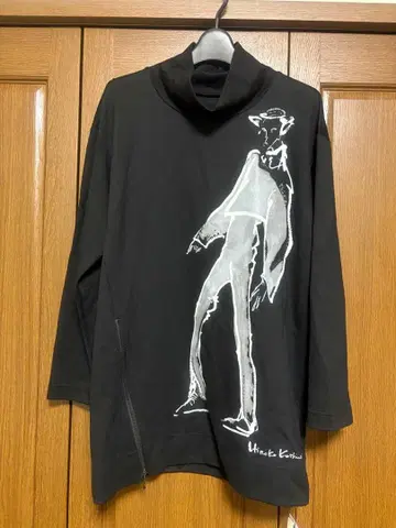 새상품 히로코 트렁크 아트 프린트 터틀넥 블랙