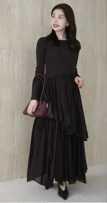 [ 새상품 ] 아뉴앙스 보트넥 불규칙 밑단 도킹 니트 원피스