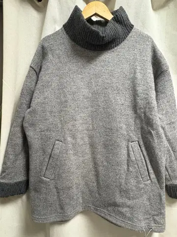그레이 터틀넥 스웨터