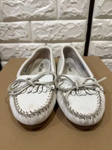 미네통카 모카신 7 화이트