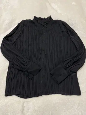 블랙 플리츠 블라우스
