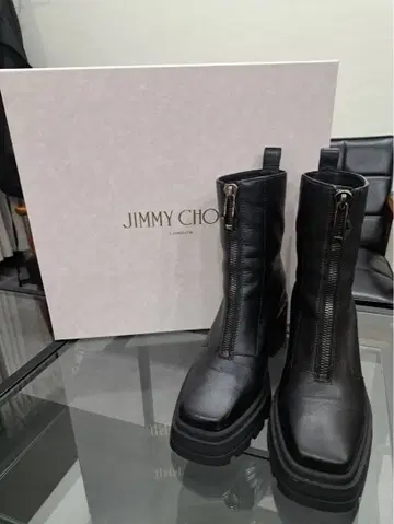 JIMMY CHOO 블랙 통굽 부츠