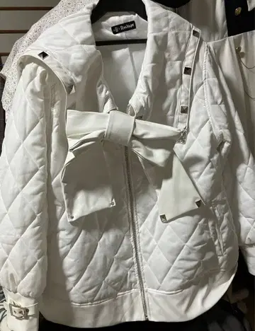 Dim Moire 화이트 퀼팅 자켓