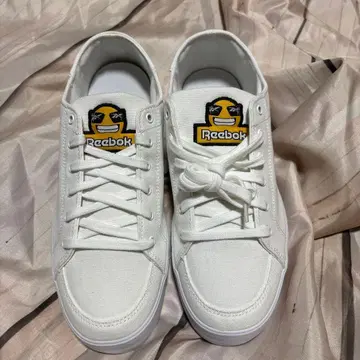 리복 화이트 캐주얼 스니커즈