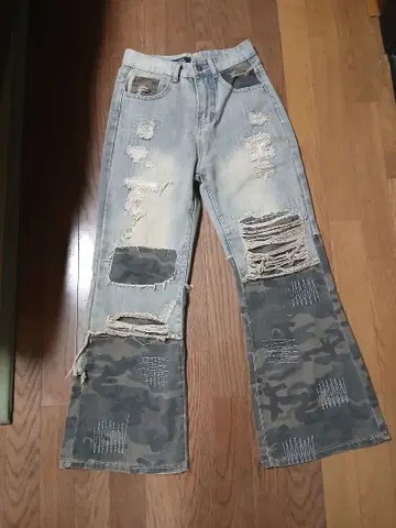 데미지 가공 카모플라쥬 패치 플레어 청바지