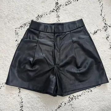 ZARA 하이웨스트 인조 가죽 숏팬츠