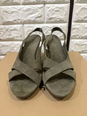 올리브 그린 크로스 스트랩 샌들