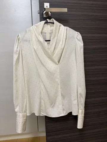 SNIDEL 도트 무늬 드레이프 넥 셔츠