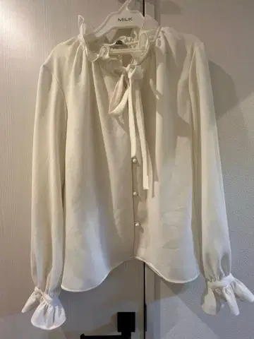 MILK 화이트 리본 포함 블라우스