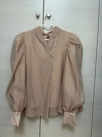 SNIDEL 베이지 볼륨 슬리브 블라우스