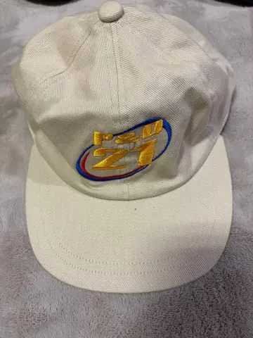 크림색 자수 로고 캡 2021년