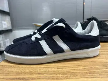 네이비 스웨이드 스니커즈