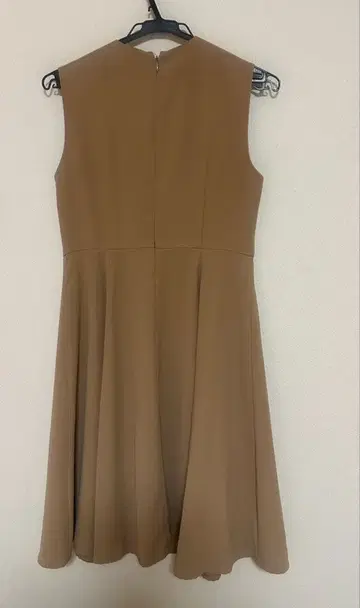 브라운 슬리브리스 플레어 원피스