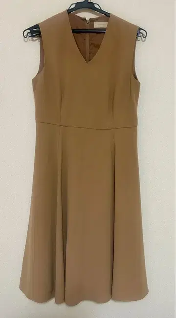 브라운 슬리브리스 플레어 원피스