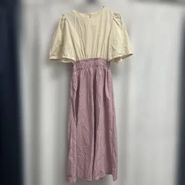 크림색과 핑크색 반팔 원피스