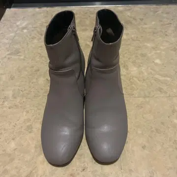 그레이 지퍼 달린 숏부츠