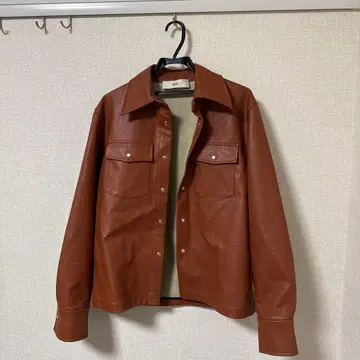 브라운 가죽 자켓 프론트 포켓 부착