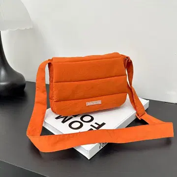 BEYOND THE VINES 오렌지 패딩 숄더백