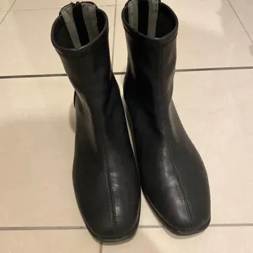 블랙 가죽 미들컷 부츠