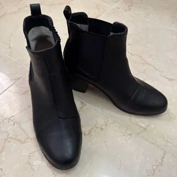 블랙 앵클부츠