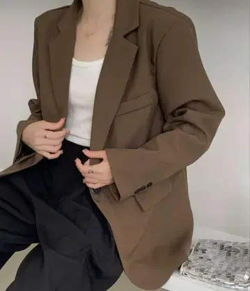 브라운 테일러드 자켓 앞 포켓 부착