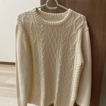 아이보리 케이블 니트 스웨터