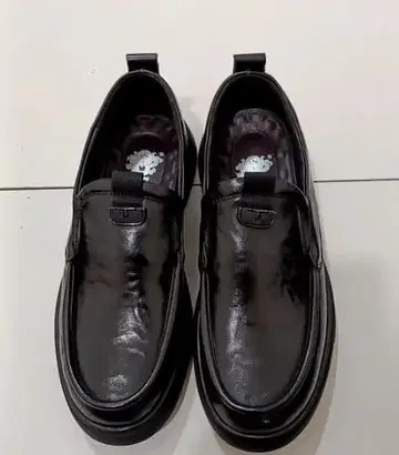 블랙 합성 피혁 로퍼 슬립온