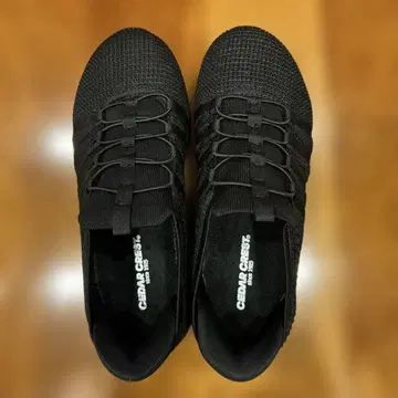 손을 사용하지 않고 신을 수 있는 스니커즈