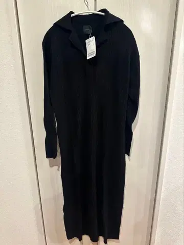 스픽앤스팬 오픈 카라 리브 니트 원피스