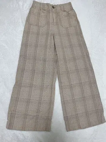 베이지 계열 체크 무늬 와이드 팬츠