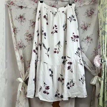 꽃무늬 티어드 롱 스커트 화이트 계열 플레어 쉬폰풍