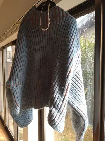 QTUME (쿠튬) 리브 스웨터