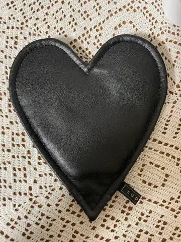 하트형 블랙 파우치 합성 피혁