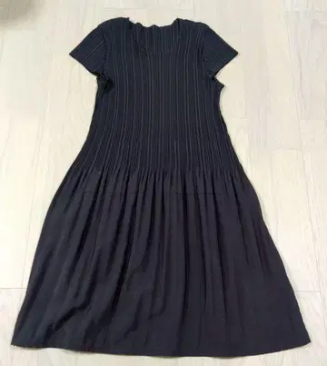 네이비 반팔 플리츠 원피스 무릎 기장 JUNON