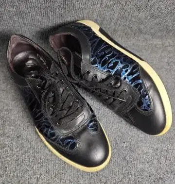 블랙과 파랑 가죽 스니커즈