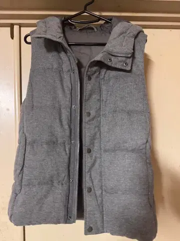 그레이 후드 부착 다운 베스트