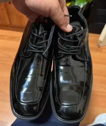 광택 있는 블랙 드레스 슈즈