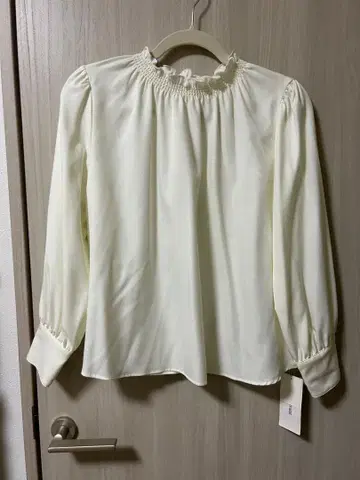 NATURALBEAUTYBASIC 아이보리 프릴 넥 긴팔 블라우스