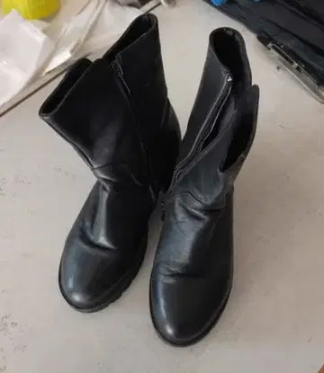 블랙 가죽 사이드 지퍼 부츠