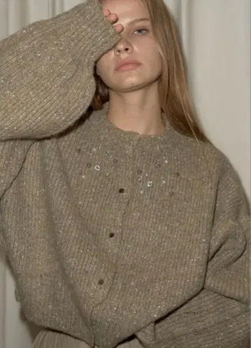 스터드 비쥬 볼륨 슬리브 니트