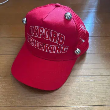 Ella Douglas 레드 포커 캡 착용