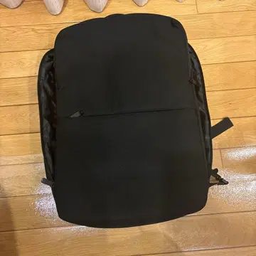 블랙 백팩 심플한 디자인